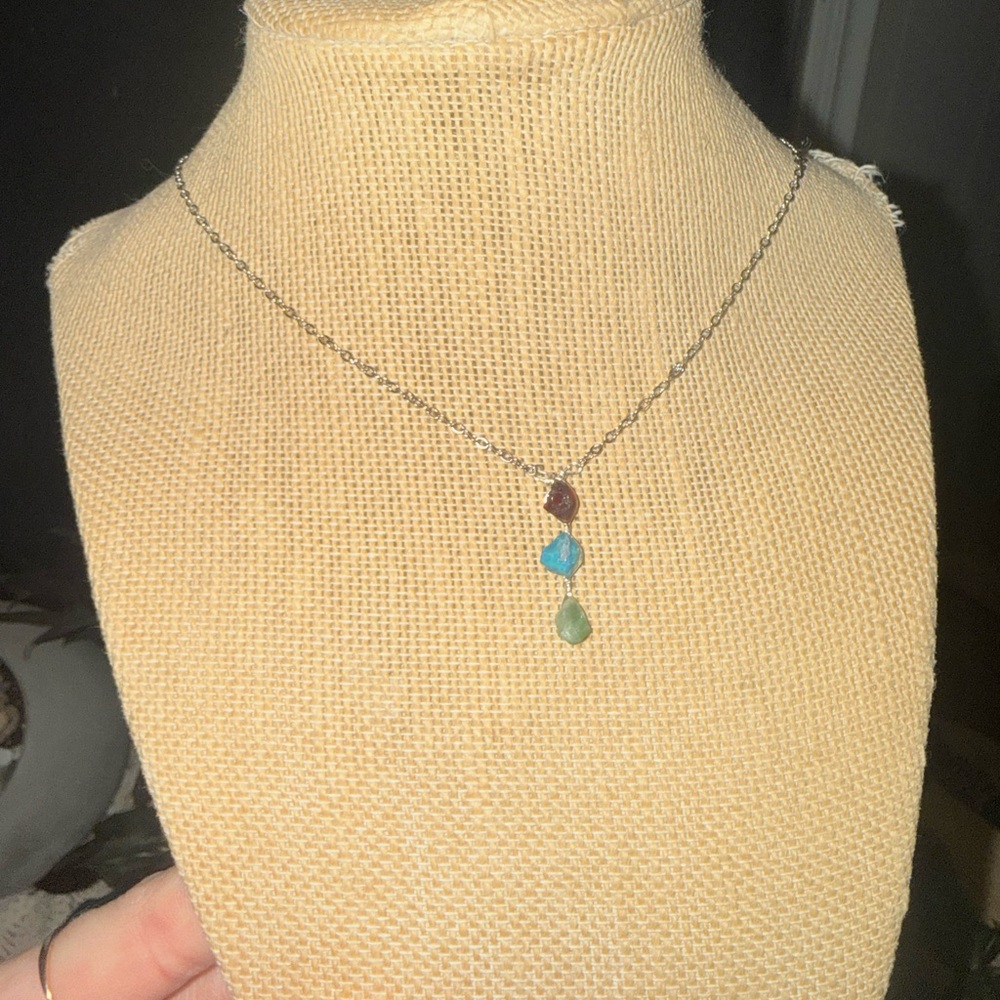 Raw mixed stones crystal necklace - Picture 4 of 4